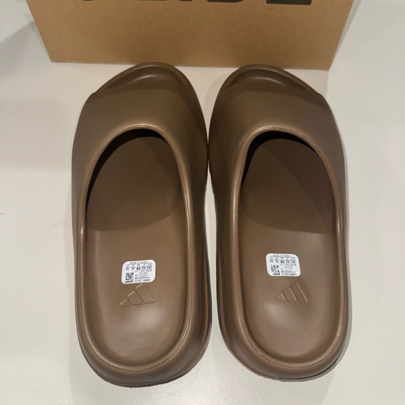 New Yeezy adidas slides core brown size 11 men’s - Picture 2 of 6